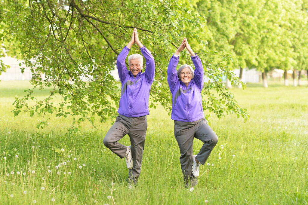Yoga para Personas Mayores: Movimiento, Equilibrio y Bienestar a Cualquier Edad