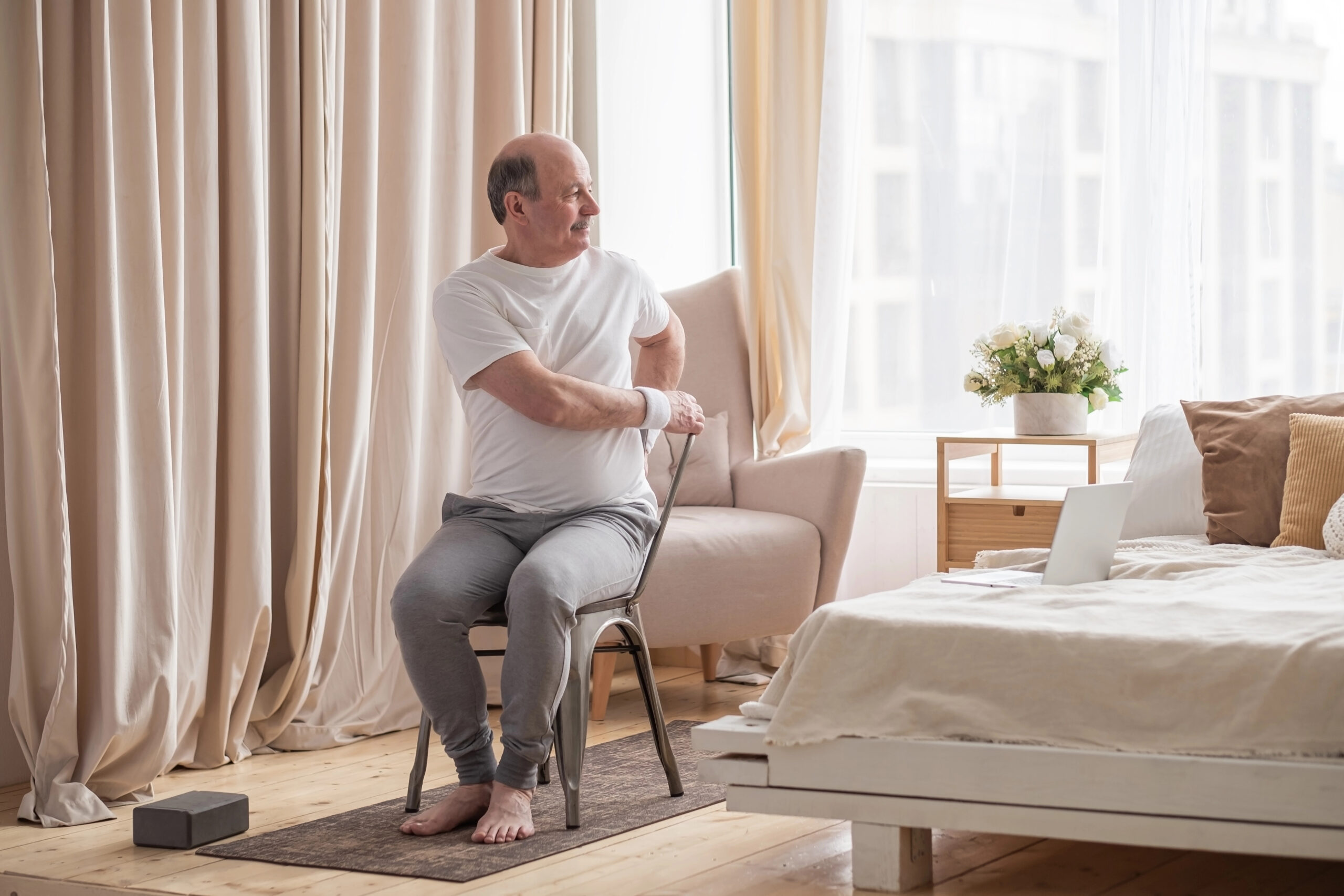 Yoga Suave en Silla: Mejora tu Movilidad sin Esfuerzo